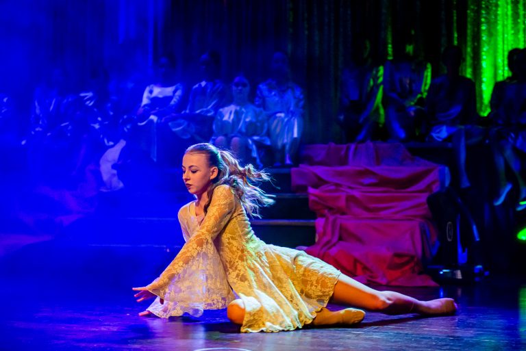Widowisko taneczno-muzyczne "Mam tę moc" - tańcząca dziewczyna w kremowej sukience