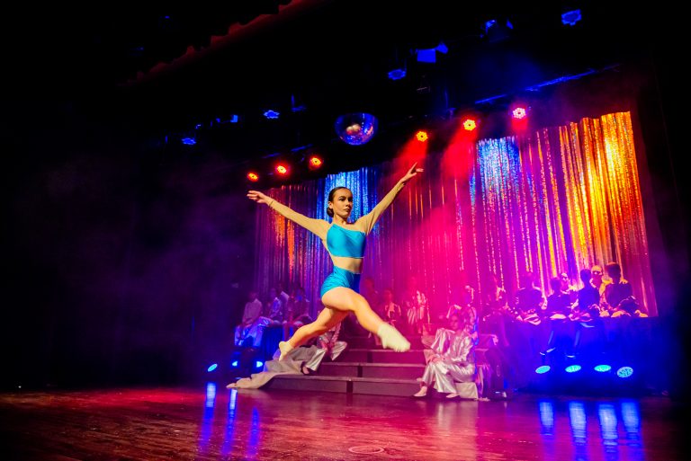 Widowisko taneczno-muzyczne "Mam tę moc" - tańcząca dziewczyna w niebieskim stroju