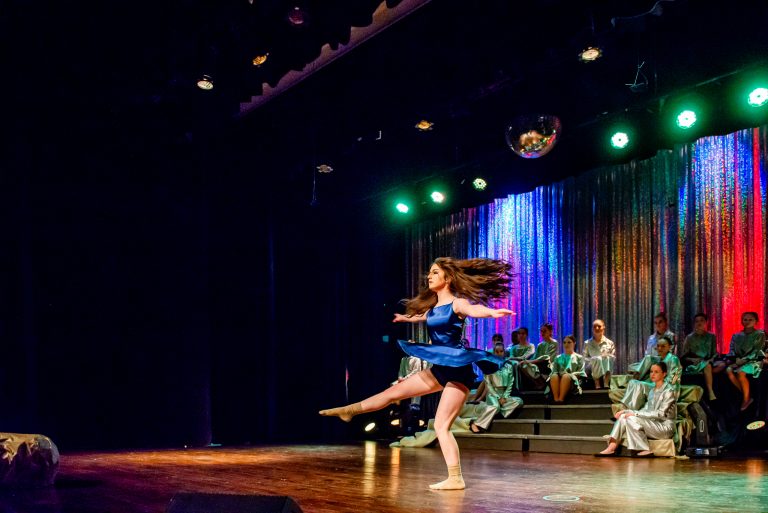 Widowisko taneczno-muzyczne "Mam tę moc" - tańcząca dziewczyna w granatowej sukience