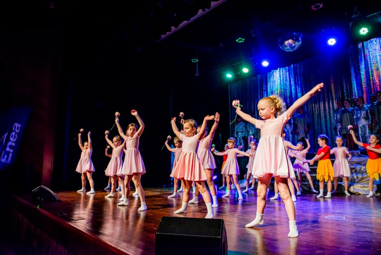Widowisko taneczno-muzyczne "Mam tę moc" - tańcząca grupa małych dziewczynek