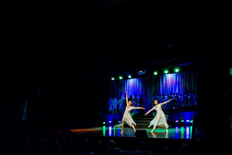 Widowisko taneczno-muzyczne "Mam tę moc" - tańcząca dwie dziewczyny w białych sukienkach