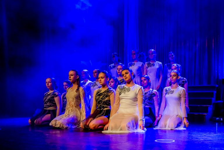 Widowisko taneczno-muzyczne "Mam tę moc" - tańcząca grupa dziewczyn