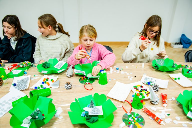 Podopieczni domów dziecka wykonują prace plastyczne po obejrzeniu widowiska
