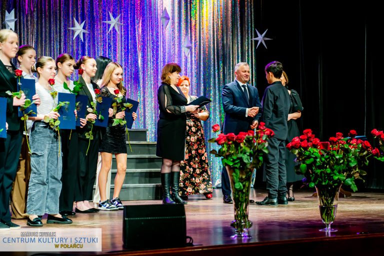 Burmistrz Połańca, dyrektor CKiSz, Skarbnik gminy wręczają różę i stypendium II stopnia w kategorii śpiew