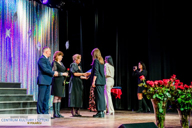 Burmistrz Połańca, dyrektor CKiSz, Skarbnik gminy wręczają różę i stypendium II stopnia w kategorii muzyka