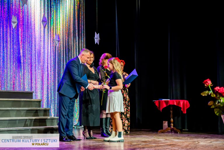 Burmistrz Połańca, dyrektor CKiSz, Skarbnik gminy wręczają różę i stypendium II stopnia w kategorii taniec