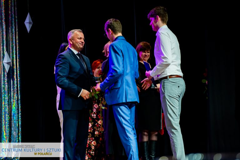 Burmistrz Połańca, dyrektor CKiSz, Skarbnik gminy wręczają różę i stypendium II stopnia w kategorii teatr