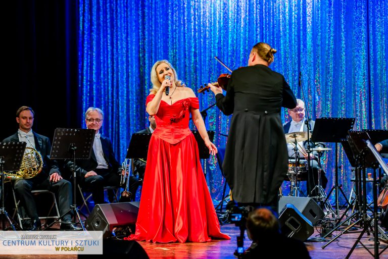 Koncert noworoczny - Salonowa Orkiestra Camerata z Krakowa wykonuje utwór z wokalistką Magdaleną Pilarz-Bobrowską