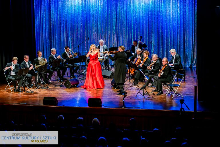 Koncert noworoczny - Salonowa Orkiestra Camerata z Krakowa wykonuje utwór z wokalistką Magdaleną Pilarz-Bobrowską