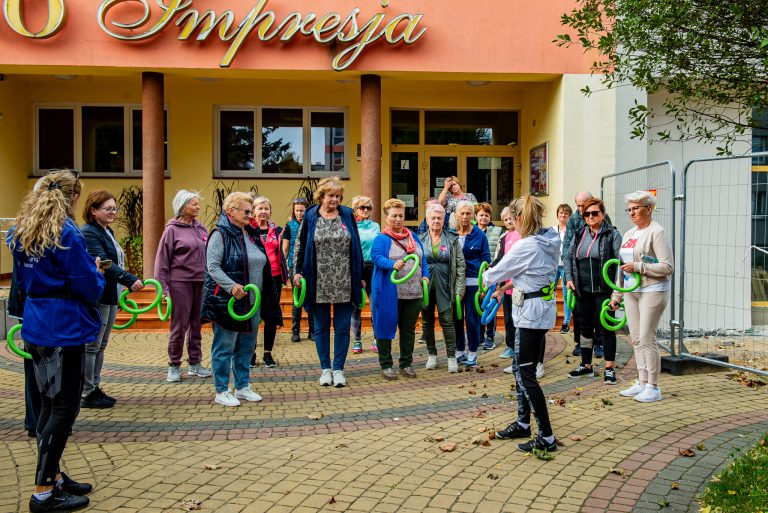 Na zdjęciu grupa ludzi stojąca z ringo przed budynkiem CKiSz w Połańcu