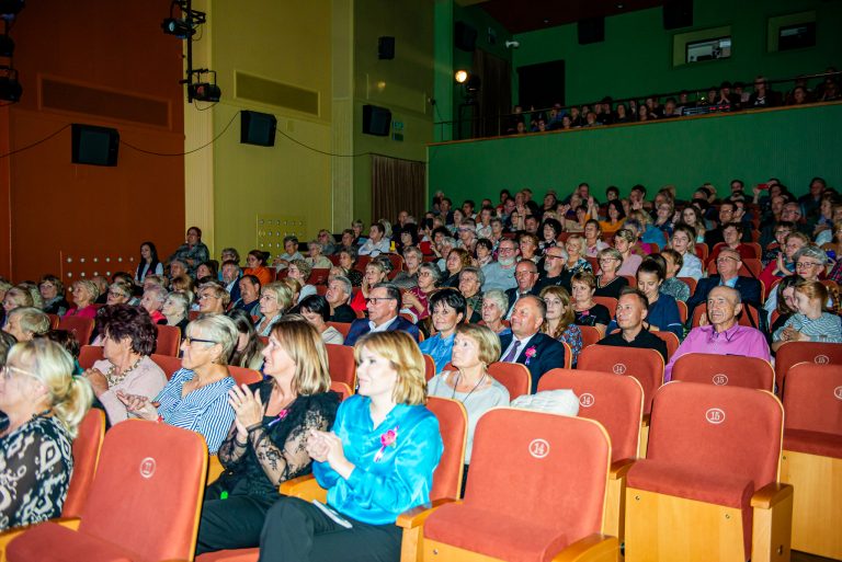 Na zdjęciu sala widowiskowa CKiSz w Połańcu wypełniona ludźmi