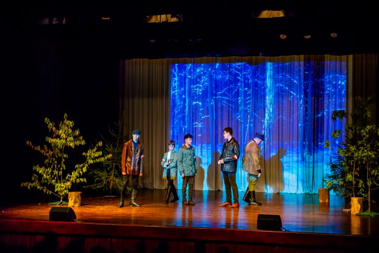 Na zdjęciu grupa chłopców znajdująca się na scenie