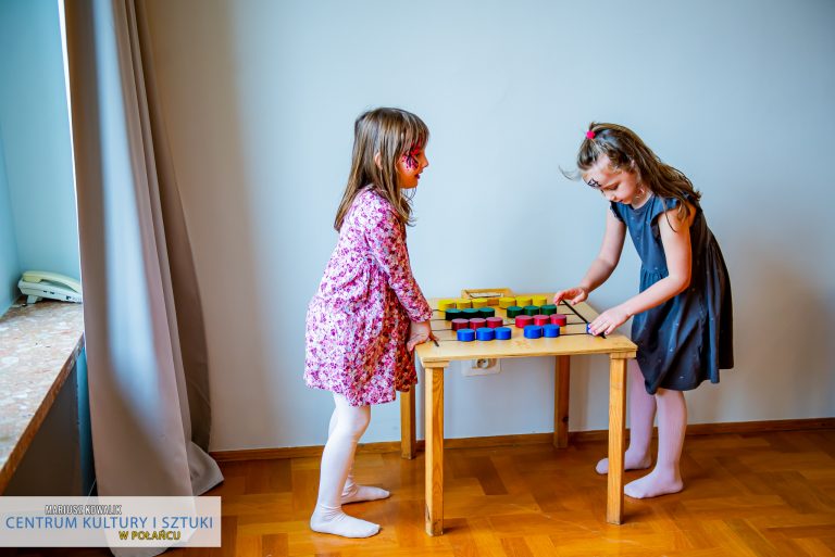 Dwie dziewczynki bawią się przy wielkoformatowej grze