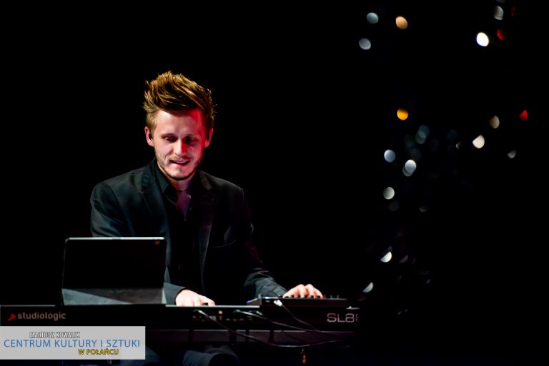 Koncert "Z Tobą chcę oglądać świat" - na zdjęciu mężczyzna grający na pianinie - Dawid Makosz