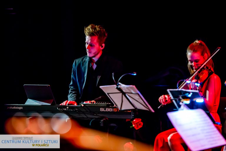 Koncert "Z Tobą chcę oglądać świat" - na zdjęciu pianista Dawid Makosz i skrzypaczka