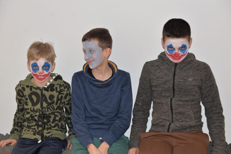 Warsztaty charakteryzacji - trzech chłopców umalowanych na Jokera