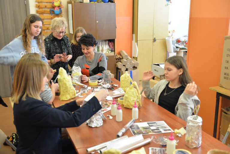 Warsztaty plastyczne z tworzenia artystycznych mis - dzieciom towarzyszyły żona burmistrza oraz dyrektor CKiSz