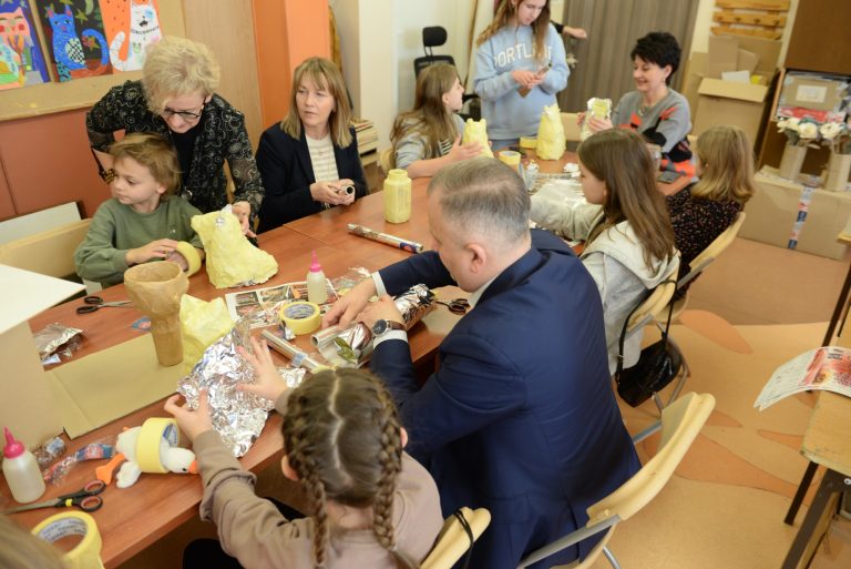 Warsztaty plastyczne tworzenia artystycznych mis - dzieciom towarzyszył burmistrz Połańca z żoną oraz p. dyrektor CKiSz