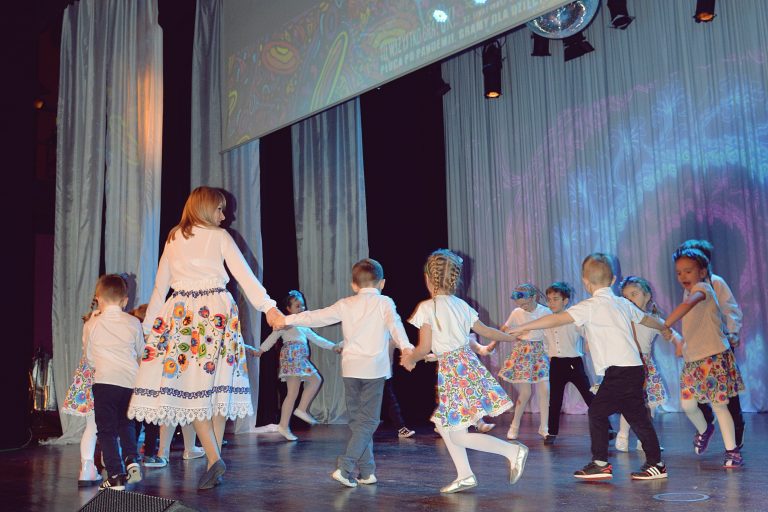 Przedszkolaki wykonały radosny taniec "Poleczka|