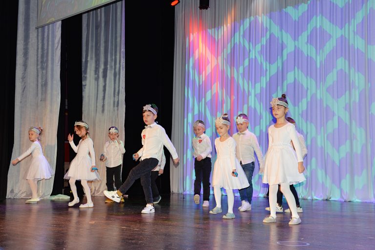 Przedszkolaki wykonały radosny taniec "Zimowa opowieść"