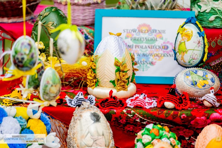 Przed kościołem MBWW w Połańcu ustawione były stragany z ozdobami świątecznymi, które można było zakupić. Na zdjęciu jajeczka wielkanocne.
