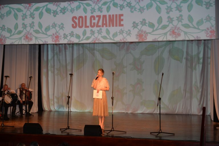 o 17.00 konferansjerka Katarzyna Drożdżowska zapowiedziała koncert zespołu "Solczanie"