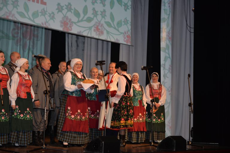 Przyjaciół z Litwy przywitali chlebem i solą burmistrz Połańca z żoną