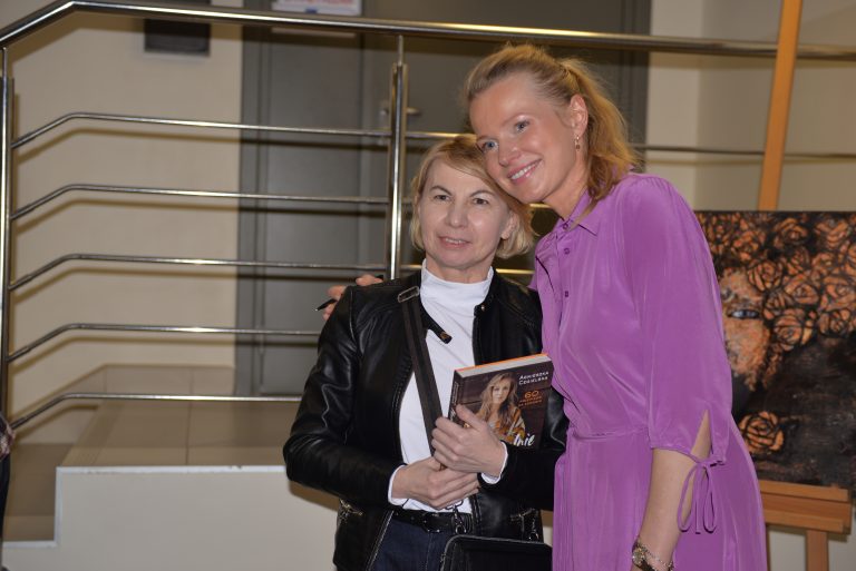 Agnieszka Cegielska podpisywała książki oraz robiła z uczestnikami pamiątkowe zdjęcia