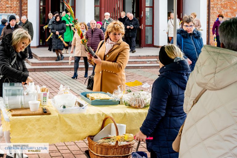 Przed kościołem MBWW w Połańcu ustawione były stragany z ozdobami świątecznymi, które można było zakupić. Na zdjęciu kobieta oglądająca stoisko z ciastami