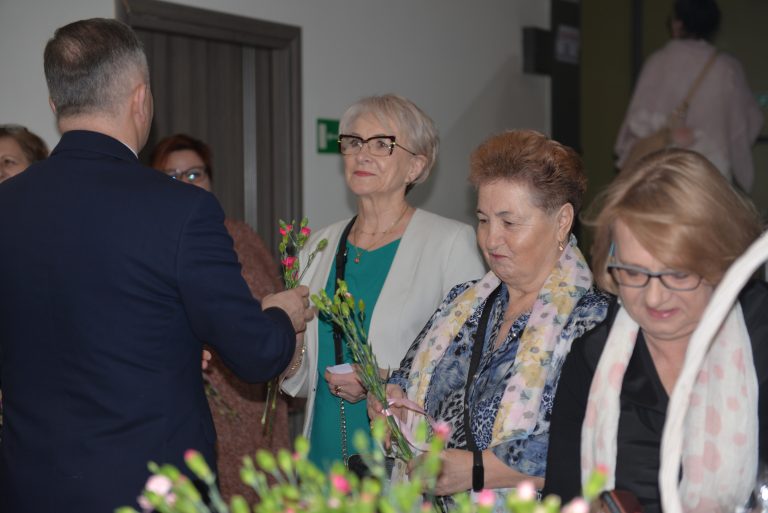 Każda kobieta otrzymała od burmistrza Połańca różowego goździka.
