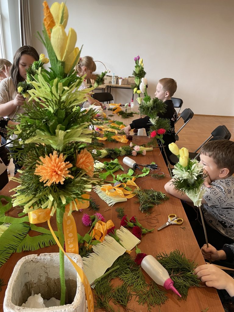 Zajęcia plastyczne z motywem świątecznym - dzieci tworzą wielkanocne palmy