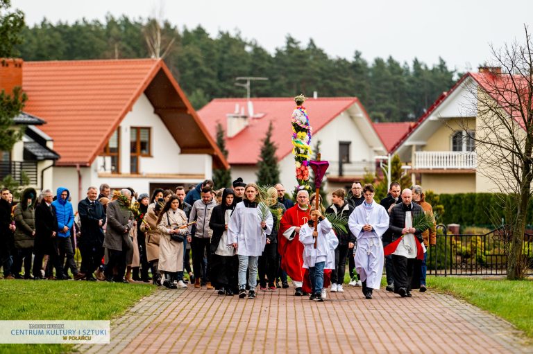 Jarmark Wielkanocny zbiegł się z Niedzielą Palmową. Wokół kościoła przeszła uroczysta procesja.