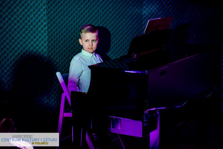 Na fortepianie zagrał najmłodszy uczestnik recitalu - Kacper