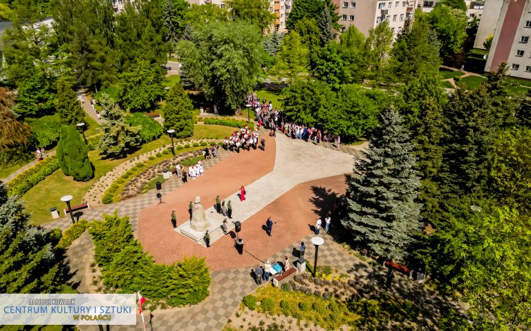 Korowód dotarł na plac przy pomniku Tadeusza Kościuszki, gdzie nastąpiło uroczyste złożenie kwiatów - widok z lotu ptaka