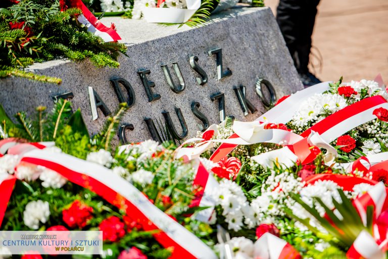 Kwiaty pod pomnikiem Tadeusza Kościuszki w Połańcu