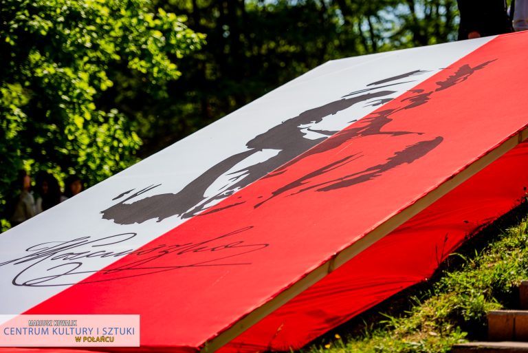 Kopiec Kościuszki zdobiła biało-czerwona flaga z wizerunkiem Tadeusza Kościuszki