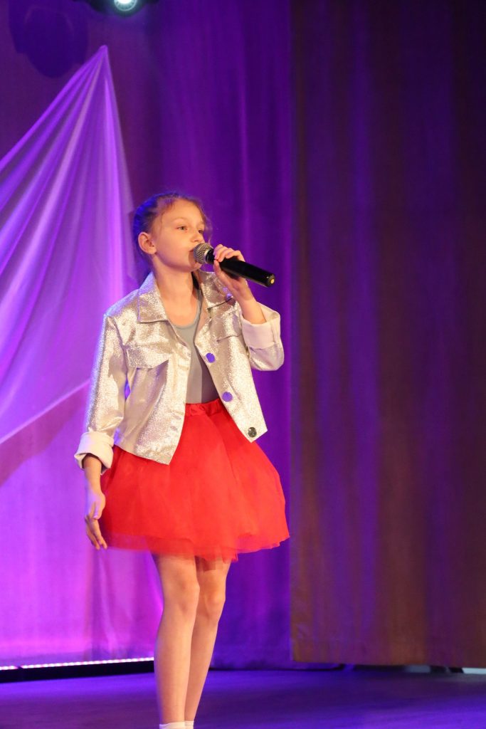 Dorota Dragon śpiewająca piosenkę podczas kwalifikacji regionalnych ogólnopolskiego konkursu Wygraj Sukces