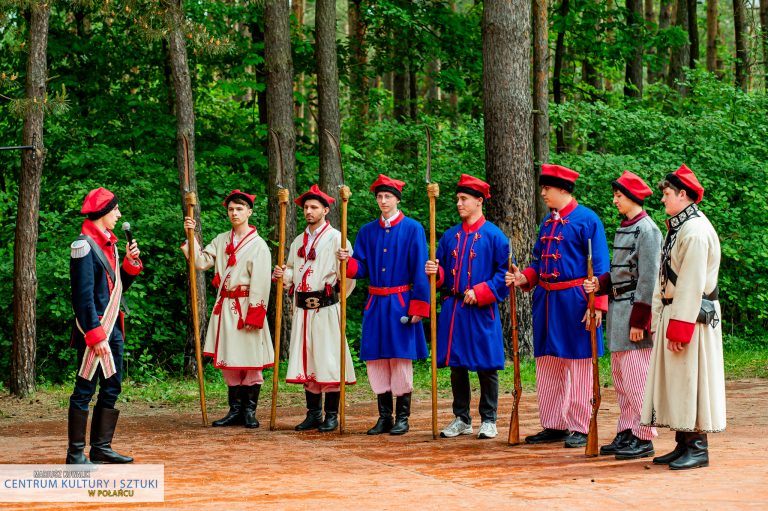 Każdy z aktorów z grupy teatralnej "Maska" prezentował inny strój szlachecki i kościuszkowski