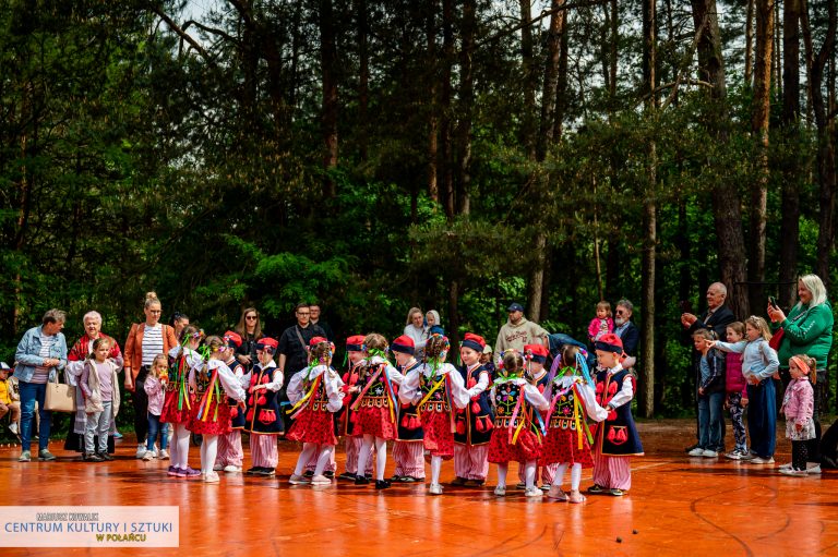 Jako pierwsze zaprezentowały się trzy grupy z przedszkola w żywiołowych tańcach - krakowiaczek