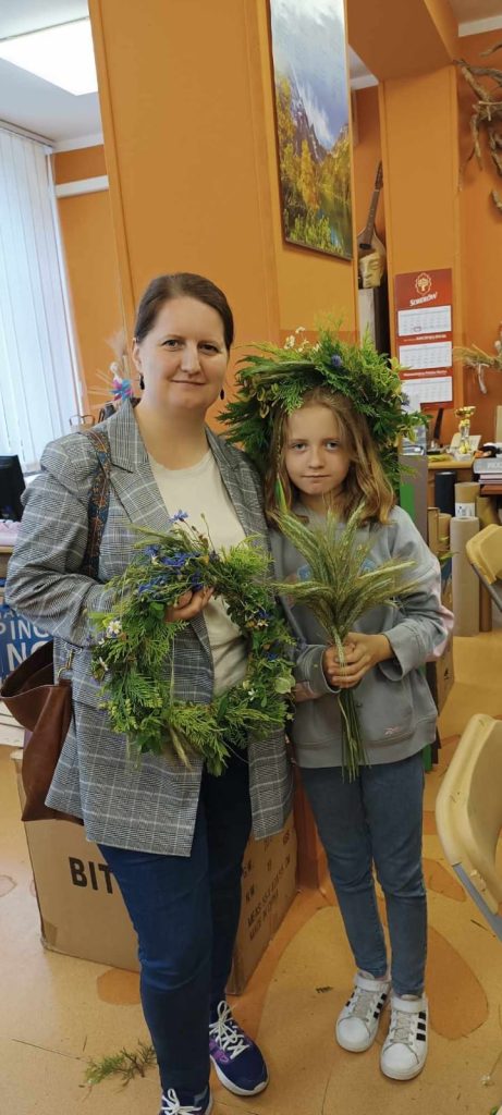 Mama z córką we własnoręcznie zrobionych wiankach 