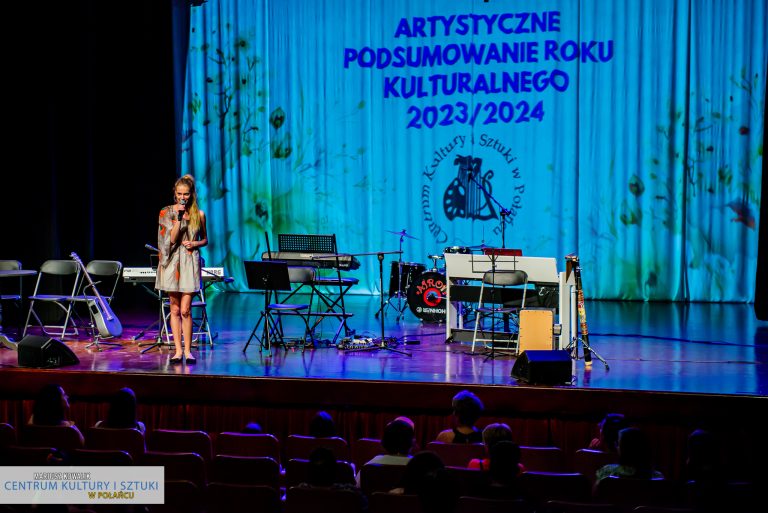 Artystyczne Podsumowanie Roku rozpoczęła Kasia Drożdżowska - konferansjer tego wydarzenia