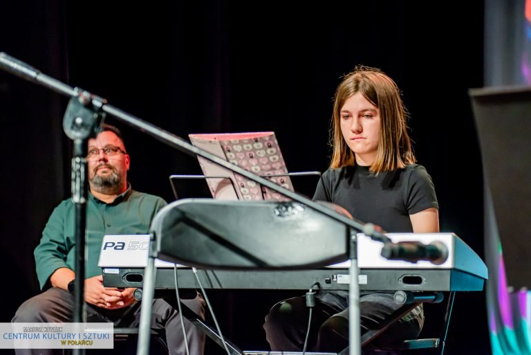 Amelia wykonała na keyboardzie utwór "Marsz"