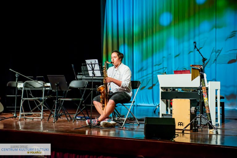 Maciej zaprezentował się na saksofonie tenorowym w utworze "Over the rainbow"