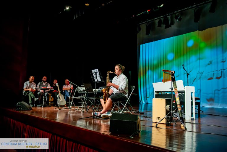 Maciej zaprezentował się na saksofonie tenorowym w utworze "Over the rainbow"