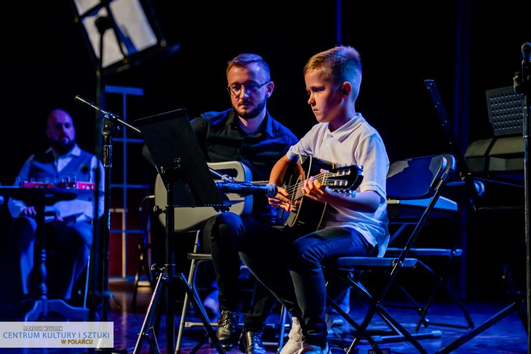 Na gitarze wraz z instruktorem Adrianem zagrał Kacper