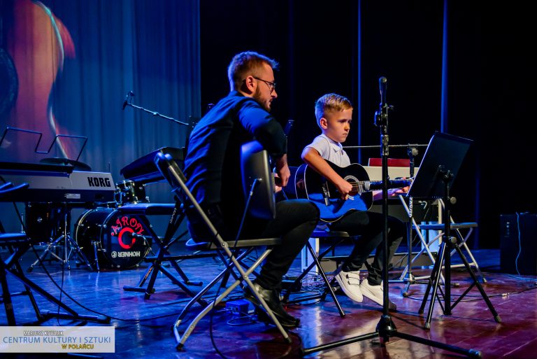 Na gitarze wraz z instruktorem Adrianem zagrał Kacper