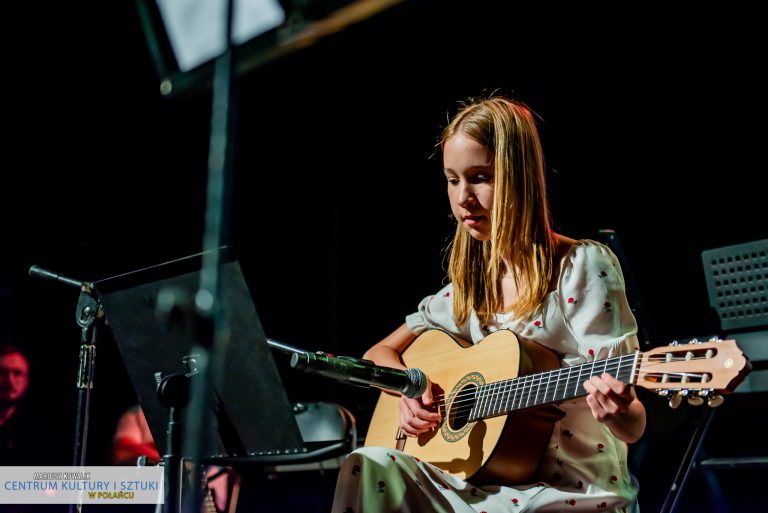 Grając na gitarze utwór "Piosenka goldoliera", zaprezentowała się Hanna