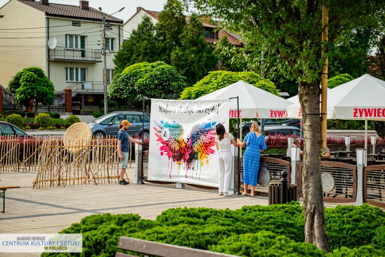 Na placu znalazło się wiele atrakcji, m.in. baner z napisem "Sztuka dodaje skrzydeł", przy którym można było wykonać pamiątkowe zdjęcie