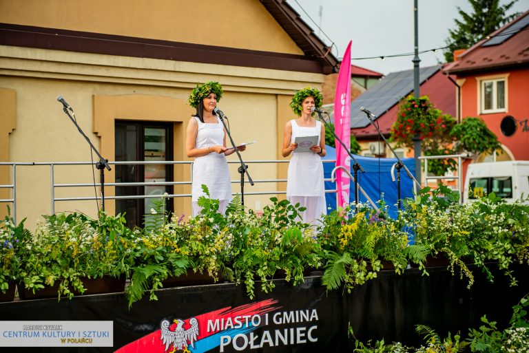 O godz. 19.00 nastąpiło oficjalne rozpoczęcie konkursu na najpiękniejszy wianek sobótkowy