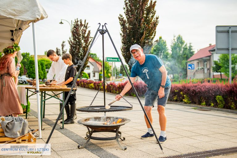 Na zdjęciu mężczyzna pieczący podpłomyki